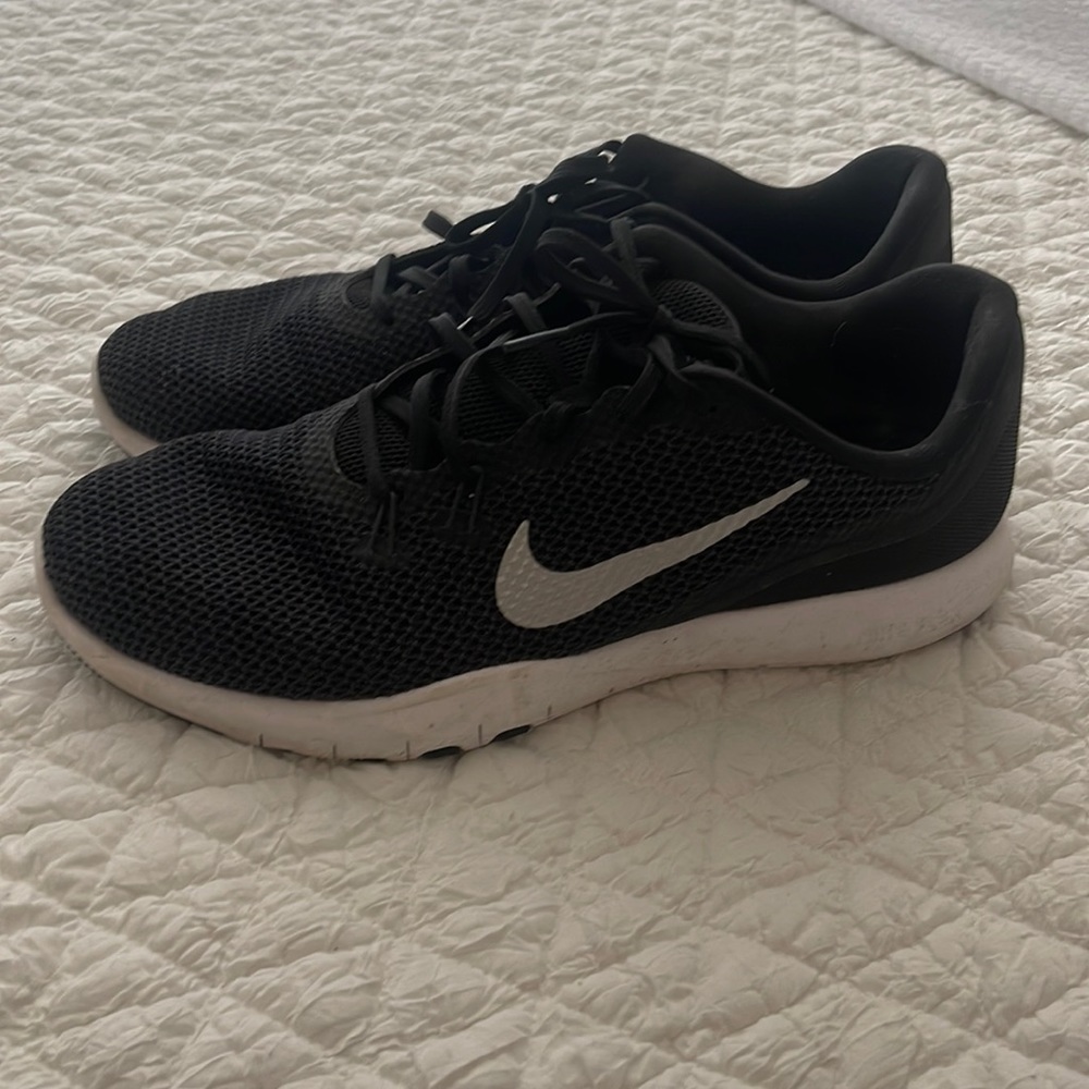 Nike women 12 black tennis shoes